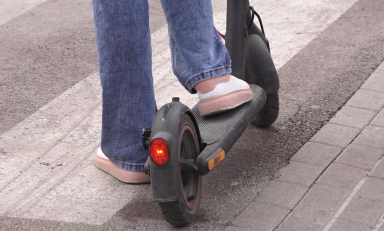 Monopatinat jo nën 16 vjeç, shpejtësi deri në 25 km/h! Targa dhe siguracioni janë në diskutim
