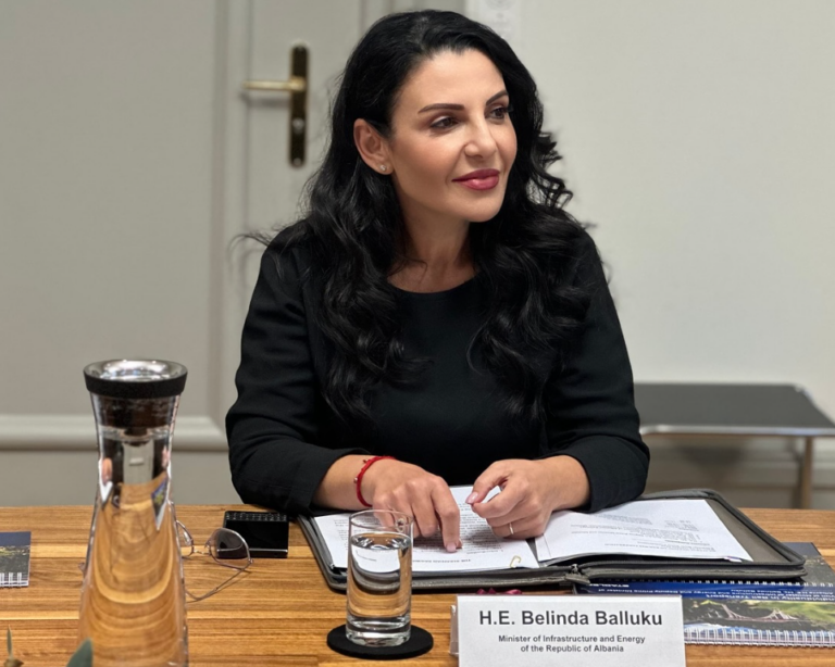 Belinda Balluku me tren në Zvicër