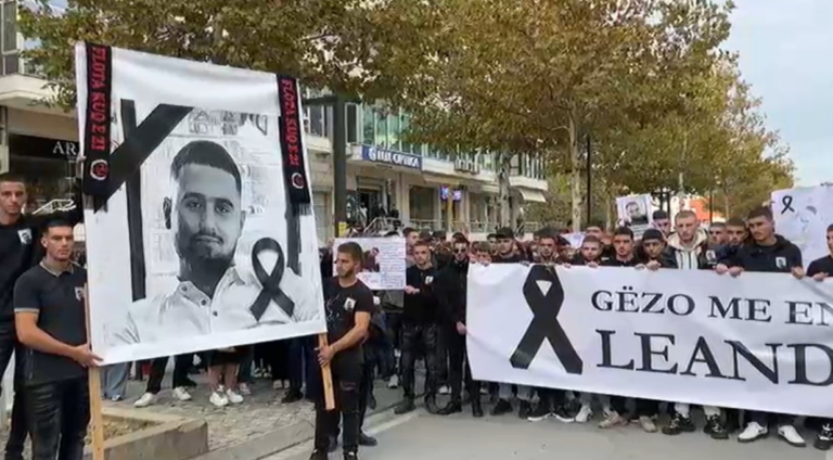 Familjarë e miq të 17-vjeçarin marshim në Vlorë: Ishte krim