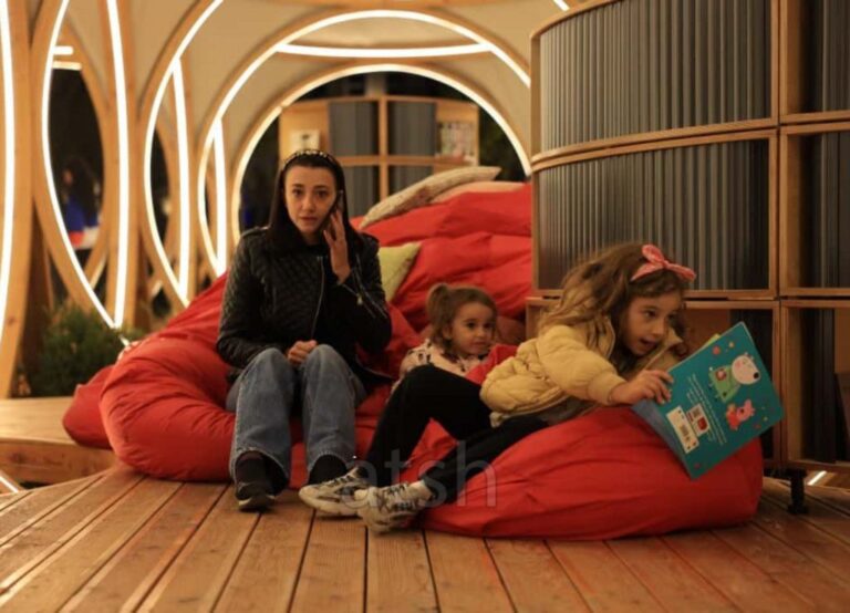 “Tirana Moons”: Biblioteka e re hënore që sjell qetësi dhe kulturë në zemër të qytetit