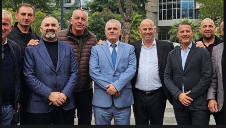 Theu urdhrin e Berishës, deputeti bën fotografi me Manjën dhe Ndreun në protestën pro UÇK-së