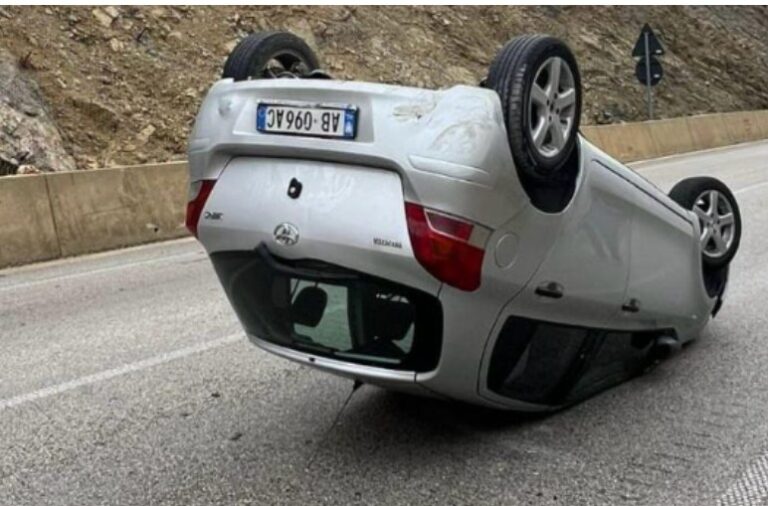 Aksident në aksin Sarandë–Skërficë. Shoferi humbi kontrollin mbi drejtimin, automjeti përmbyset në rrugë