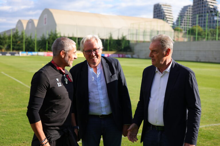 Legjendat holandeze, Ari Han dhe Rud Krol vizitë speciale në kampin stërvitor të Kombëtares