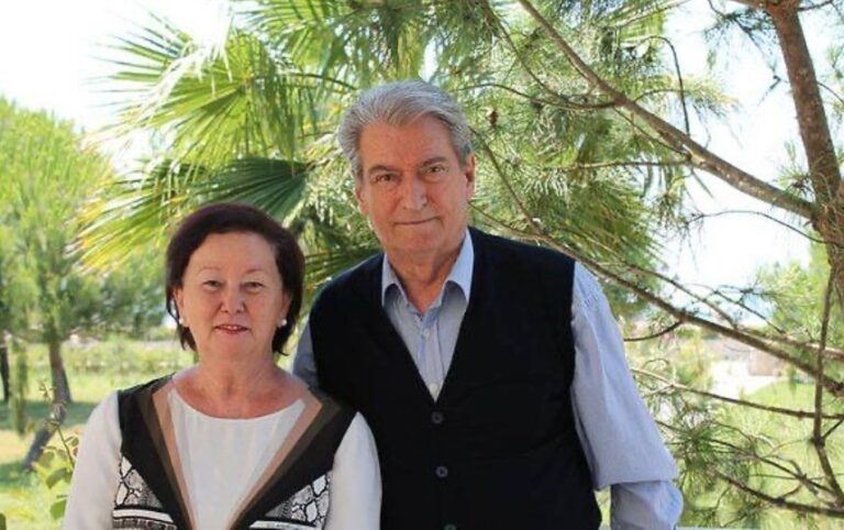 Sali Berisha feston sot 81-vjetorin e lindjes, ndan foton me bashkëshorten e tij