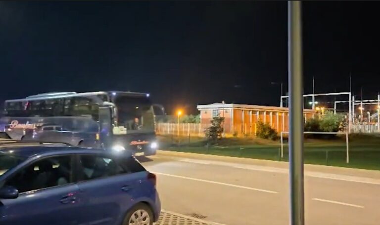 Pamjet e mbërritjes së Shqipërisë në stadium, forca të shumta policore (VIDEO)