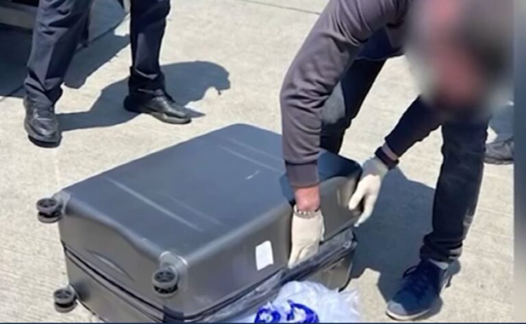 Kapen 60 kg drogë në Rinas. Ishin nisur nga Tajlanda, arrestohen dy kinezë