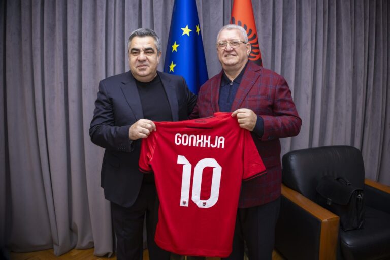 Ministri Gonxhja pret në takim Dukën: Të çojmë përpara projektet për zhvillimin e mëtejshëm të futbollit