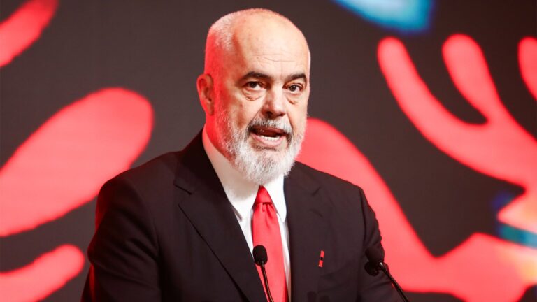 Kryeministri Edi Rama për ”Dezeen”: Duam një histori dashurie mes arkitektëve dhe Shqipërisë