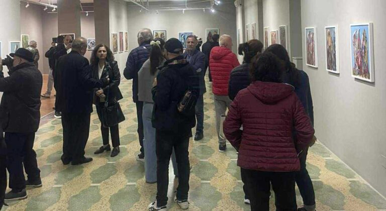 Frymëzime jete ndërthurje e ndjenjës dhe konceptit, piktori Haxhi Kastrati “fluturon” me “Zogjtë e lirisë” në Pogradec