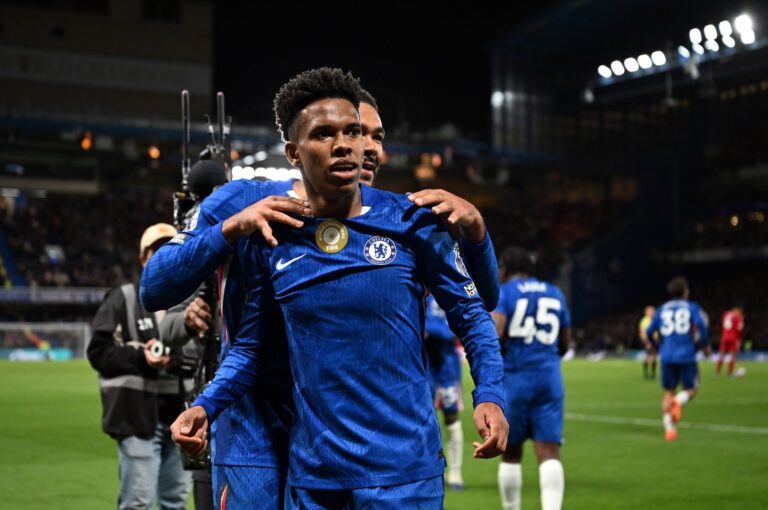 Një 18-vjeçar i shkakton humbjen e parë në kampionat Liverpoolit, feston Chelsea