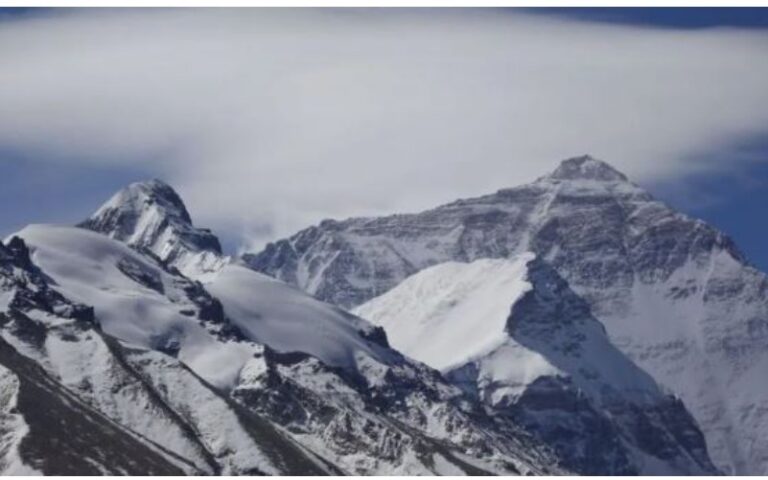 Stuhia e borës bllokon mbi 1000 persona në Everest