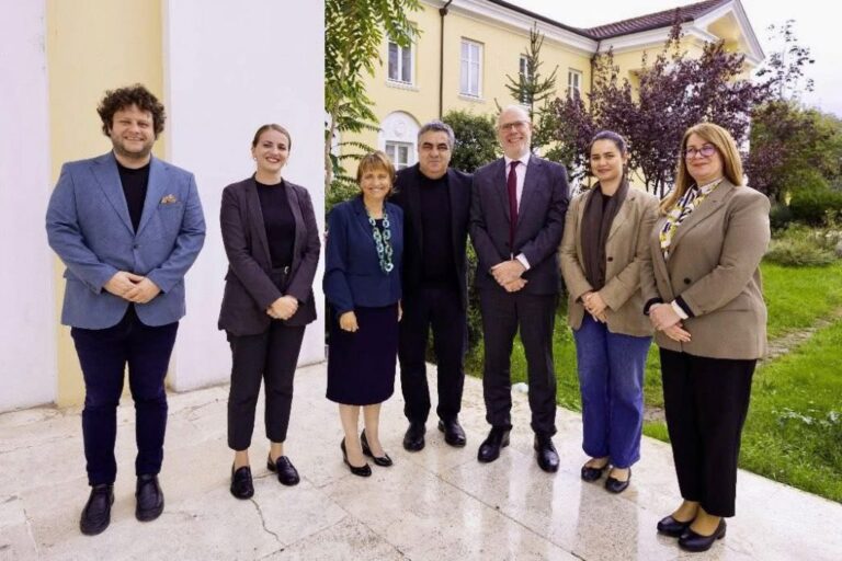 Ministri Gonxhja pret John Newbigin: Në fokus zhvillimi i industrive kreative