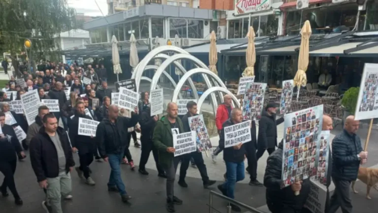 “Marshi për Engjujt” në Koçan, prindërit kërkuan drejtësi për fëmijët e tyre që u dogjën në diskotekën “Pulse”
