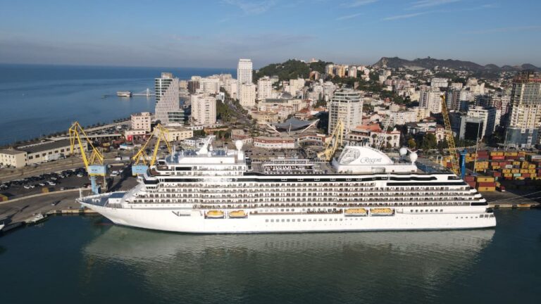 Kroçera luksoze “Seven Seas Grandeur” ndalon në Durrës me 728 vizitorë në bord