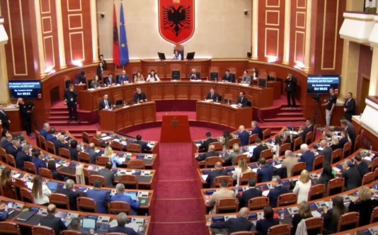 PS rrëzon me 79 vota kërkesën e PD për shkarkimin e Peleshit