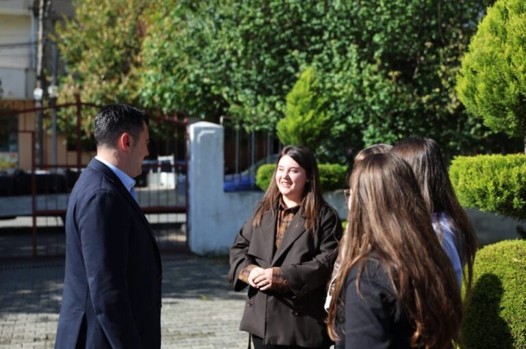 Të rinjtë e Elbasanit bëhen shembull për riciklimin. Nis projekti “Youth4CleanAir” në gjashtë shkolla të qytetit