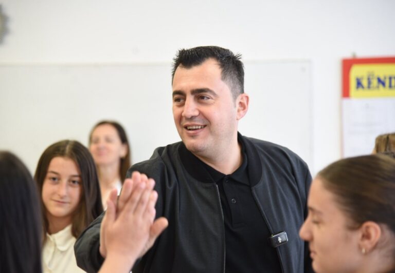 Bashkia e Elbasanit dhuron 108 botime për bibliotekat shkollore. Kryebashkiaku Llatja: Pasuria e dijes nis nga libri