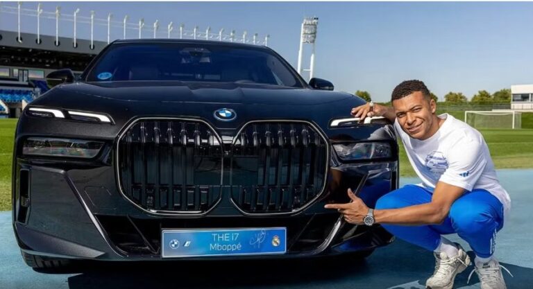 Mbappe merr dhuratë një super makinë, por ai nuk ka patentë
