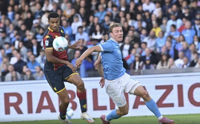 Napoli fiton me përmbysje ndaj Genoas dhe ruan kreun e Seria A