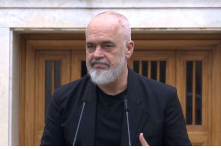 Kryeministri Rama, batuta me studentët djem: Mbështetja për gratë vajzat, investimi më i vyer