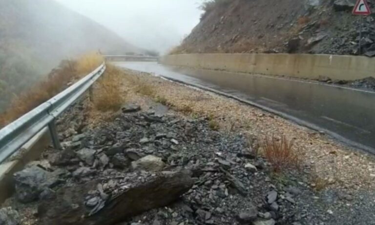 Reshjet e shiut, në Elbasan përmbyten 5 banesa. Prani të inerteve në disa akse rrugore në Belsh