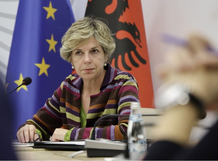 Ministrja Sala apel drejtuesve të spitaleve: Planifikoni dhe zbatoni  protokollet për barnat