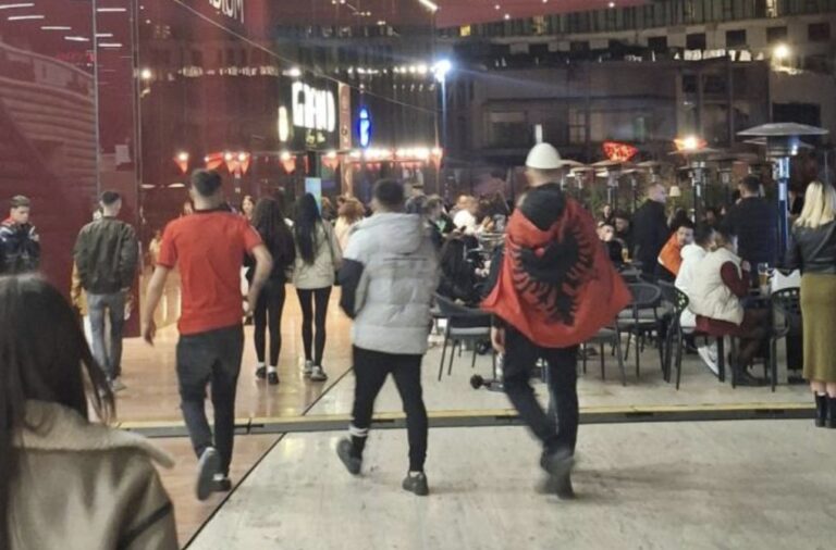 Tirana vishet kuqezi, tifozët shqiptarë mbushin sheshin “Italia” me këngë e daulle