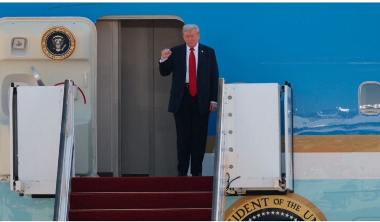 Donald Trump shkon në Izrael, zbret nga “Air Force One” me grushtin lart