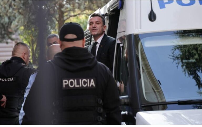 Erion Veliaj lë paraburgimin e Durrësit, mbërrin në Gjykatën Kushtetuese i rrethuar nga policët