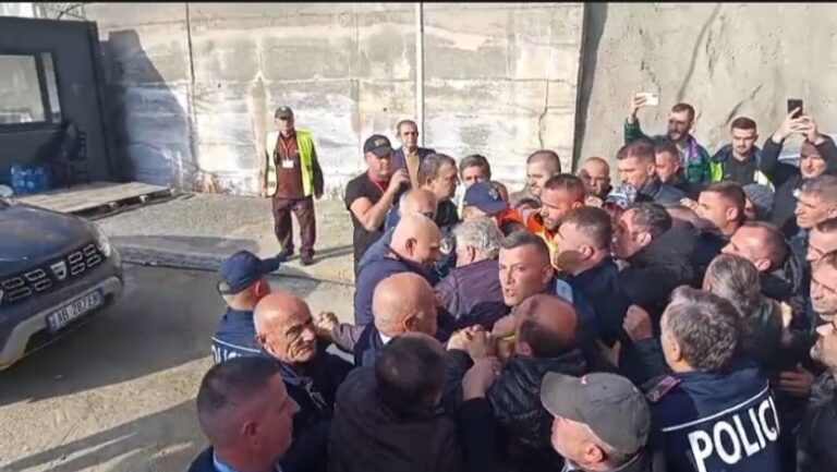 Spaç, protestuesit përplasen me policinë