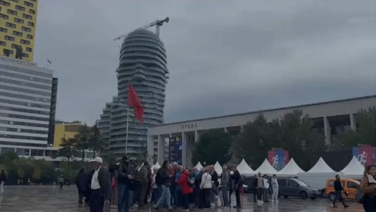 Protesta për ish-krerët e UÇK, mblidhen protestuesit e parë në sheshin ”Skënderbej”
