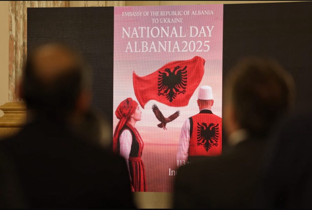 flamuri-kuqezi-valevitet-edhe-ne-kiev-festohet-pavaresia-e-shqiperise