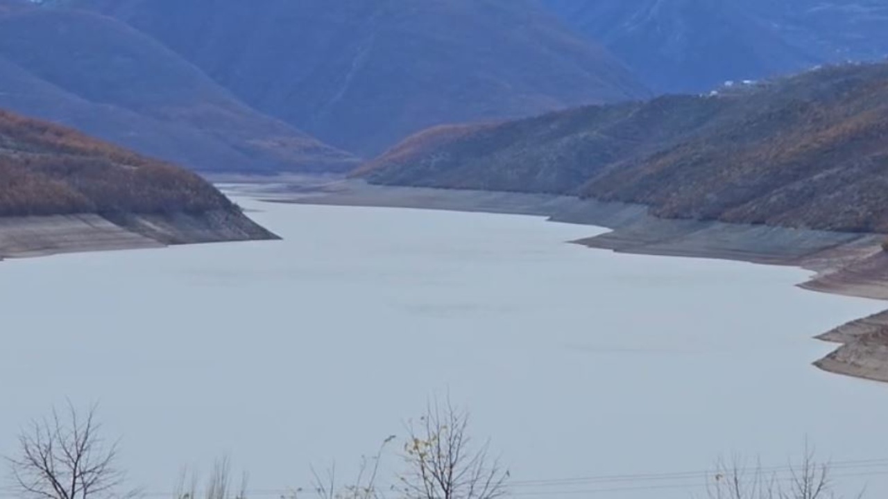 Ministria e Mbrojtjes jep detaje për situatën e përmbytjeve  Osumi ende rrezik  Vjosa 