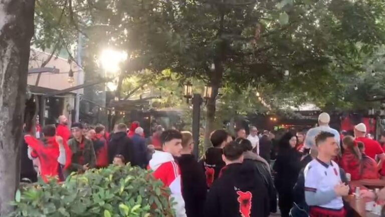 VIDEO/ Super sfida me Anglinë, mijëra tifozë kuqezi mblidhen në Bulevardin ”Dëshmorët e Kombit”