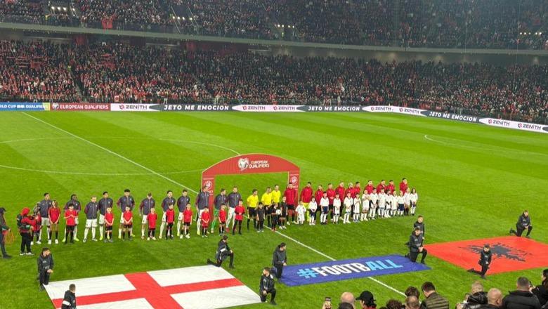 Starton dueli historik Shqipëri Angli  tifozët kuqezi këndojnë himnin kombëtar