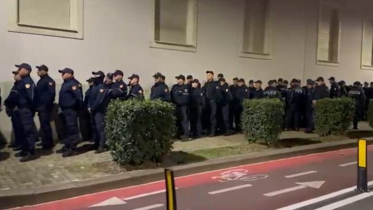 FOTO/ Protesta, blindohet Kryeministria me oficerë policie