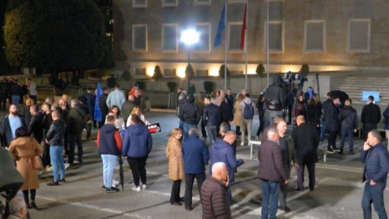 Protesta e PD-së tek Kryeministria, Ilir Alimehmeti: Jemi kuriozë si do të zhvillohet!