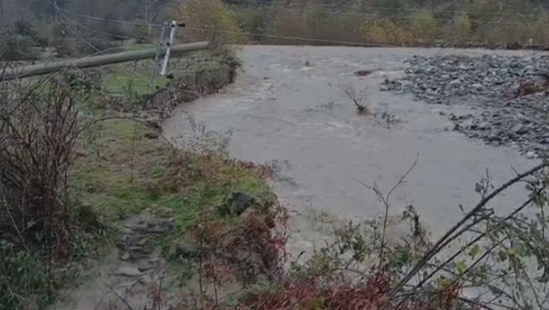 Izolohen 10 fshatra  shembje urash dhe rrugësh në disa fshatra në Mirditë