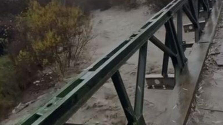 Moti i keq në qarkun Korçë, dëme në ura dhe argjinatura. Strukturat në terren vijojnë punën