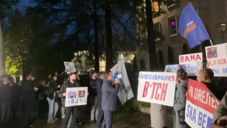 Balluku në Kryeministri, Agron Shehaj proteston poshtë zyrës së Ramës