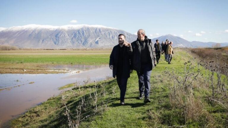 Ministri Salla: Ngritja e pritës provizore ka ndalur depërtimin e ujit në fushën e Maliqit, po punojmë për mbylljen