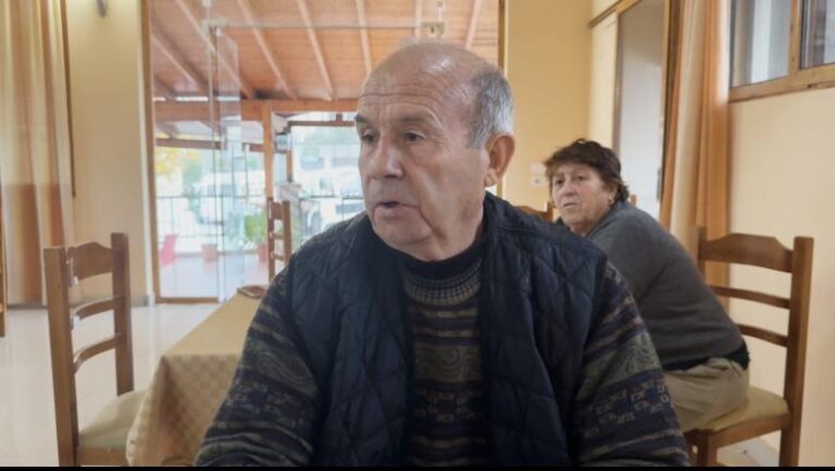 42-vjeçari dhunon këngëtarin dhe pronarin, i moshuari e denoncon: S’dua të më ngatërrohet djali