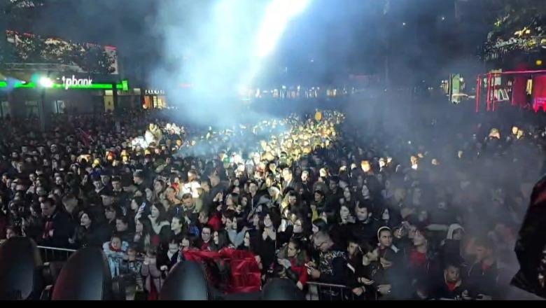 Vlora mbyll festimet e 28 nëntorit me koncert  qytetarët mbushin bulevardin e qytetit