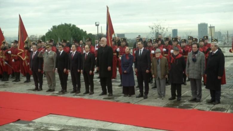 Sot 81 vjetori i Çlirimit  krerët e shtetit mbajnë homazhe te Varrezat e Dëshmorëve