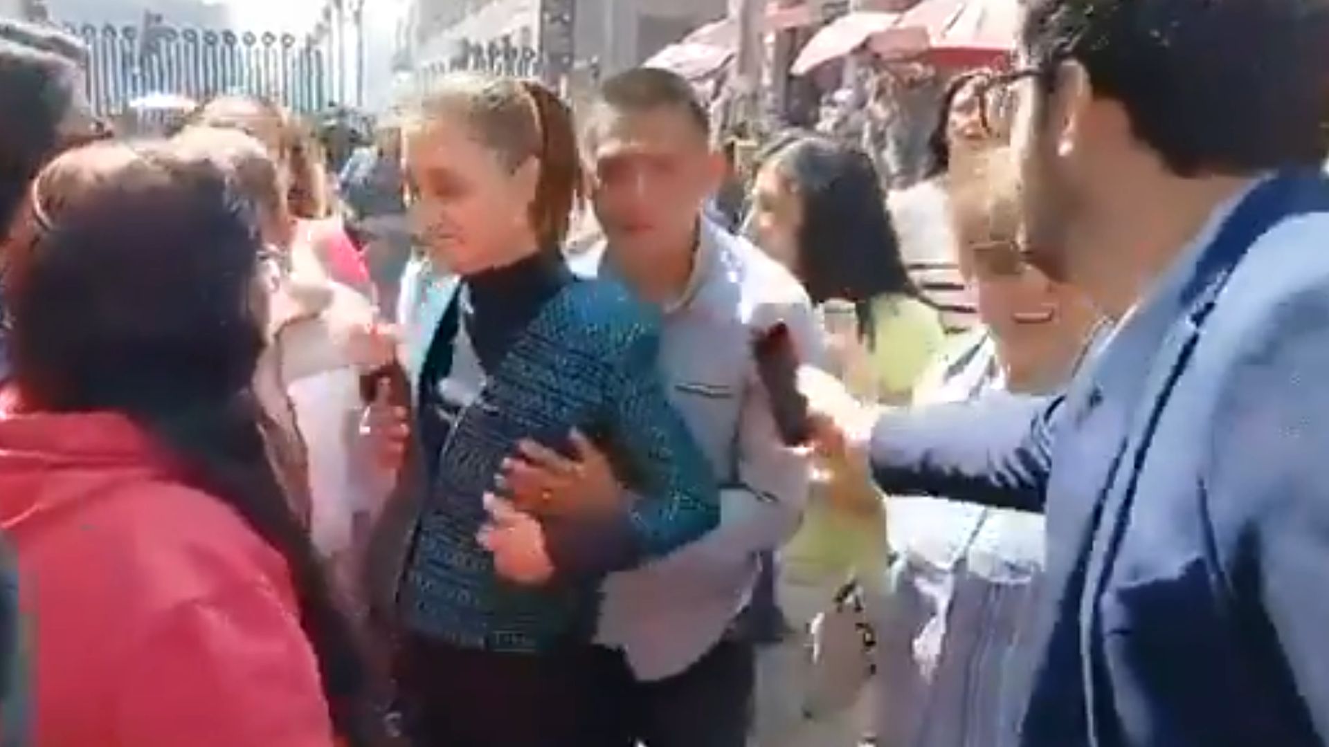 Presidentja ngacmohet në rrugë  burri e kap nga gjoksi dhe përpiqet ta puthë