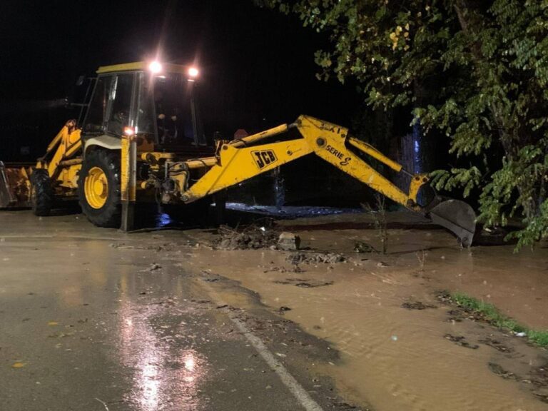 Reshjet intensive shkaktojnë dëme në Pogradec. Rrëshqitje dherash dhe ura e Vërdovës e dëmtuar