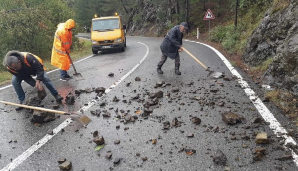 Çarje e skarpatës dhe rënie gurësh në aksin Qukës Qafë Plloçë  ARRSH  Grupet e punës të ndodhura në terren