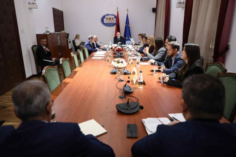 Muzhaqi shpalos detajet: Roli vendimtar i Kuvendit në rrugën drejt BE-së
