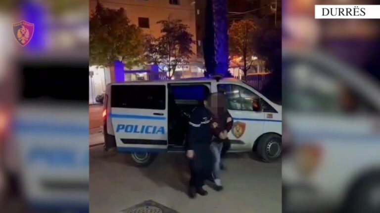 Nje 53-vjecare qarkullonte me arme ne Durres