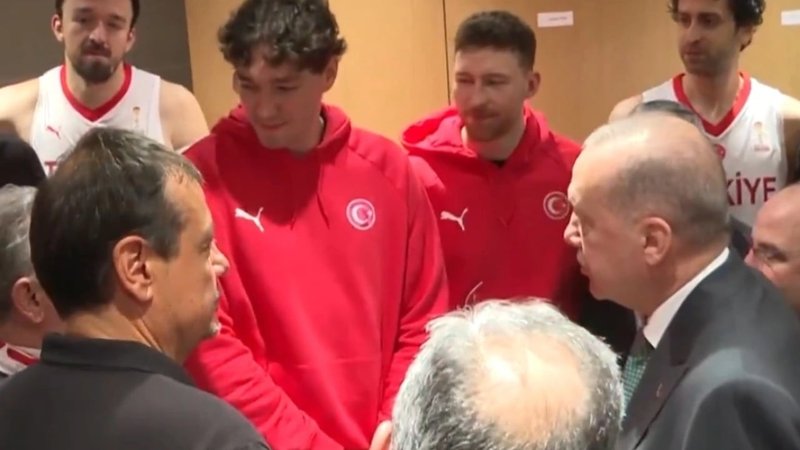 Presidenti Erdogan viziton dhomën e zhveshjes së ekipit të basketbollit të Turqisë